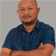 Professeur en langages web, diplômé en Web Design, je propose des cours pratiques HTML/CSS/JS pour débutants et adultes en ligne.